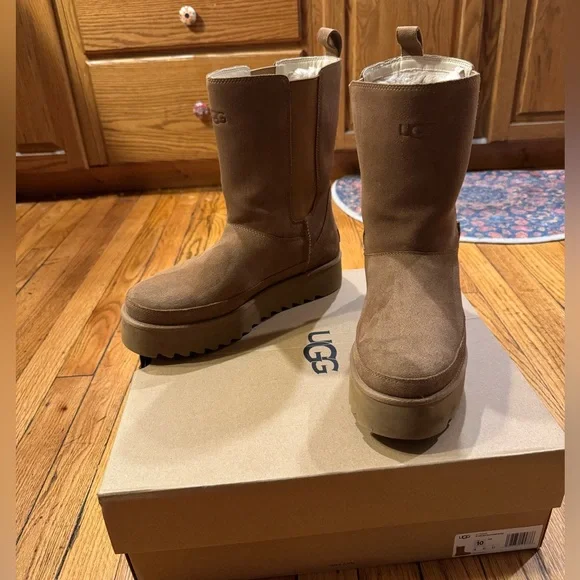 UGG Chelsea Platform - Short - Picture 1 of 7